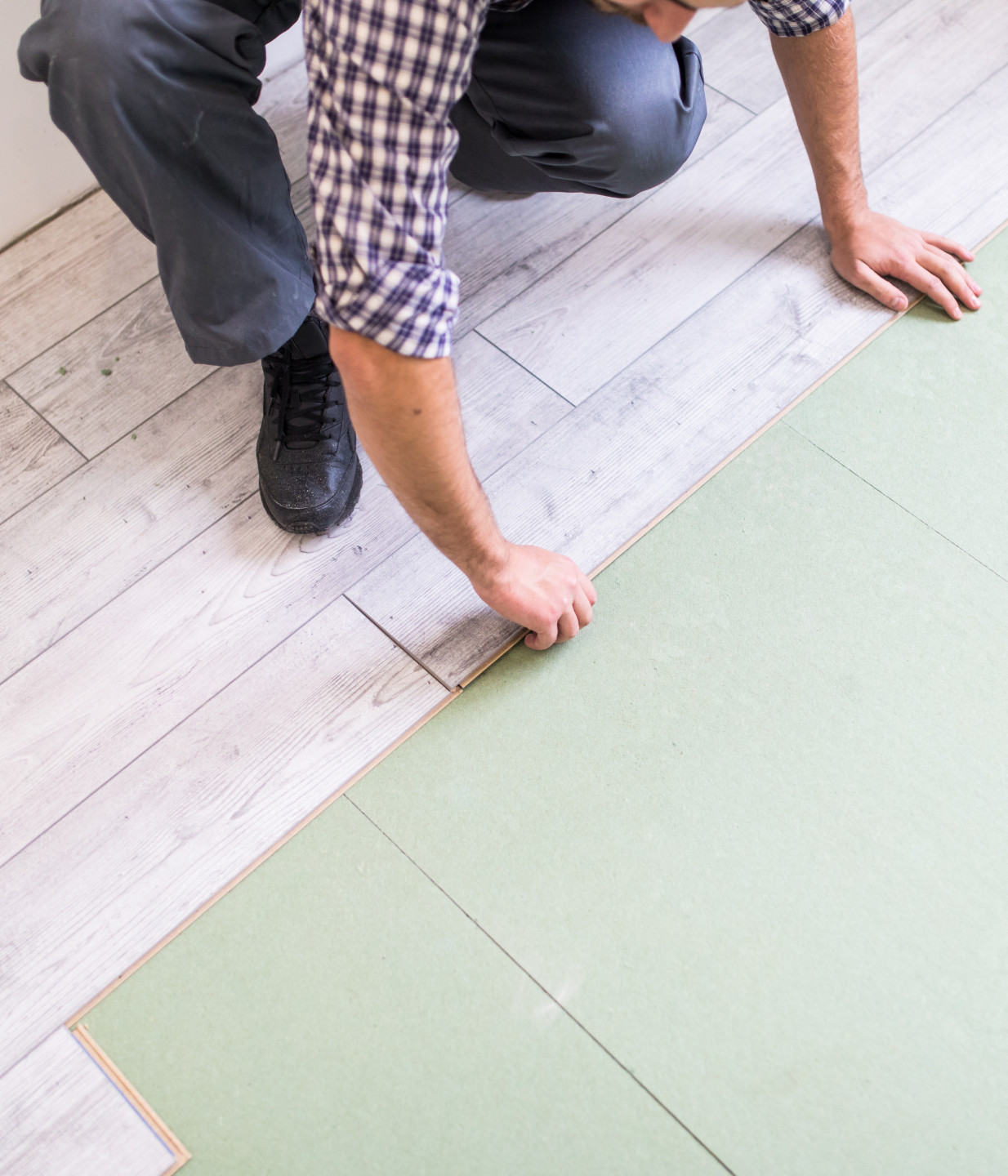 worker-processing-floor-with-bright-laminated-flooring-boards